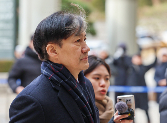 자녀 입시비리 및 감찰무마 혐의로 1심에서 징역 2년을 선고받은 조국 전 법무부 장관이 18일 오후 서울 서초구 서울고등법원에서 열린 2심 속행공판에 출석하고 있다.<연합뉴스>